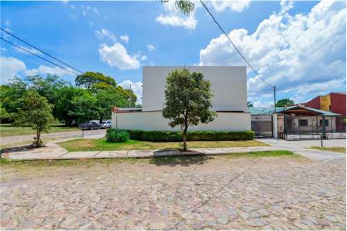 Alquilo amplio dúplex en esquina, ubicado en el Barrio Las Golondrinas — foto 3