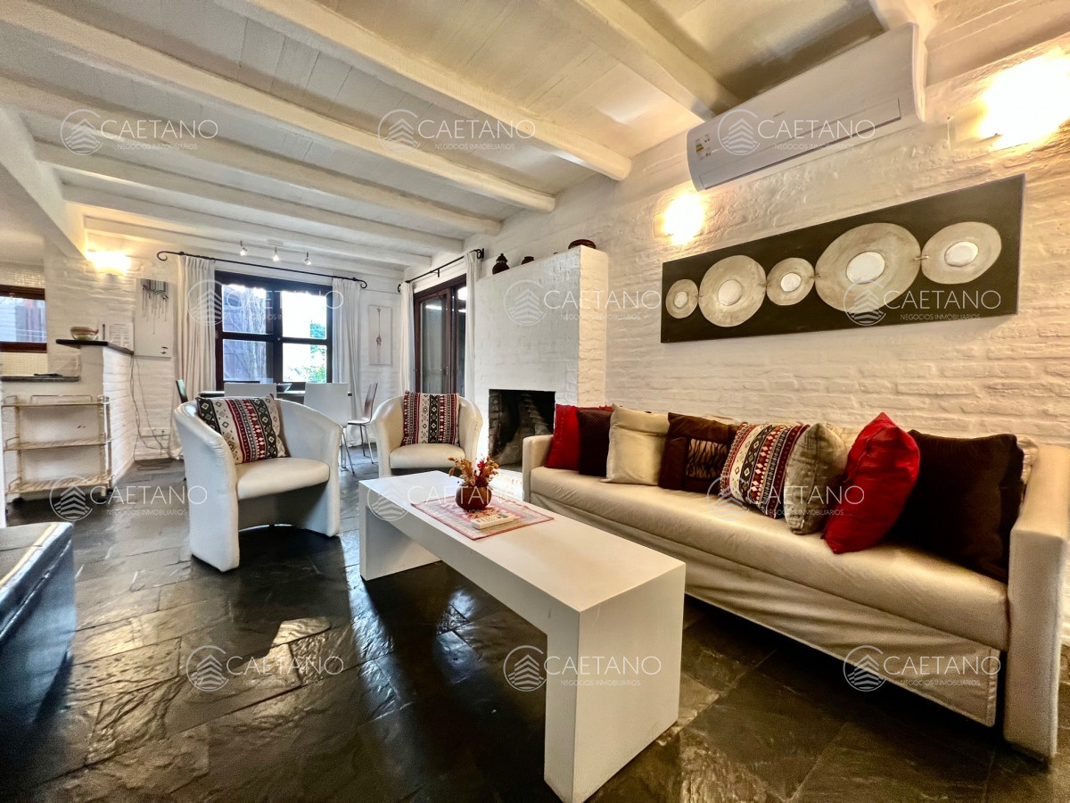 CASA EN ALQUILER 2 DORMITORIOS BARRIO PRIVADO PARQUE PINARES PUNTA DEL ESTE