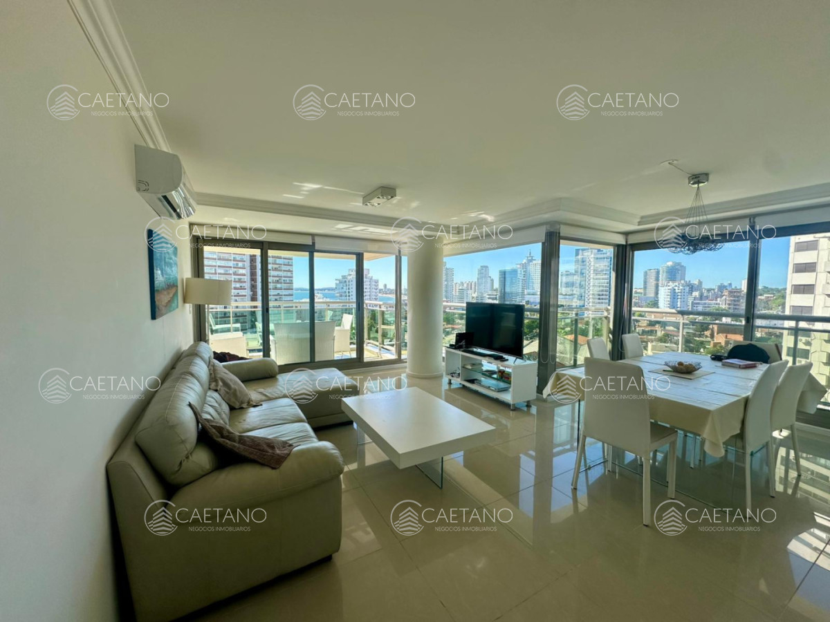 Excelente apartamento en venta en Punta del Este con vista al mar