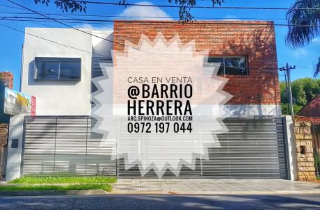 Venta De Exquisita Residencia Ubicada En Barrio Herrera.
