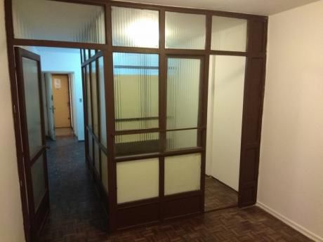 Colonia Y Tacuarembó, Amplio Monoambiente Con División En 1 Dorm. Y Estar.