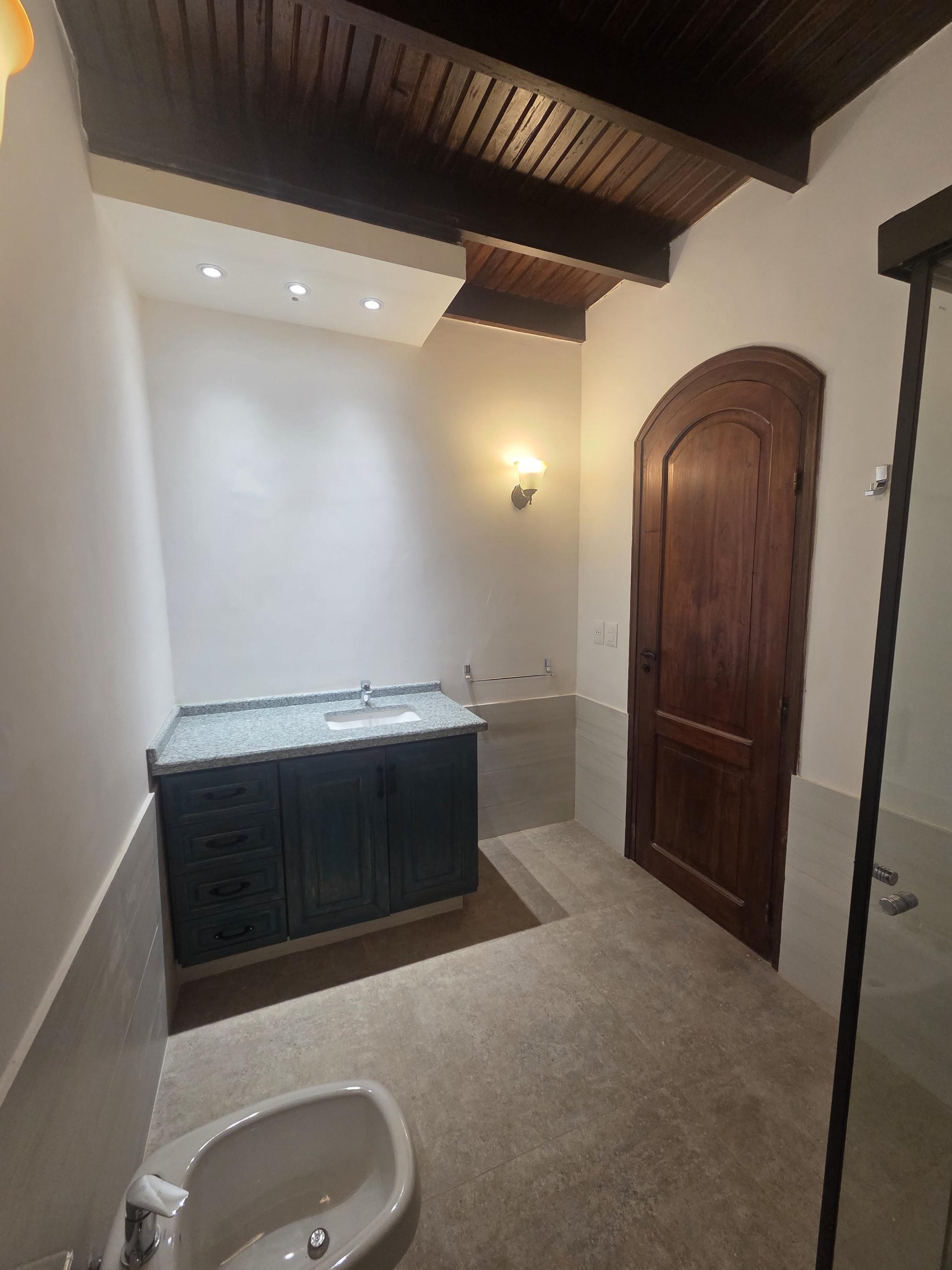 RESIDENCIA ESTILO COLONIAL -A ESTRENAR * 1.800 M2 En Ycua Sati y 4 dormitorios, a pasos del Goethe — foto 3