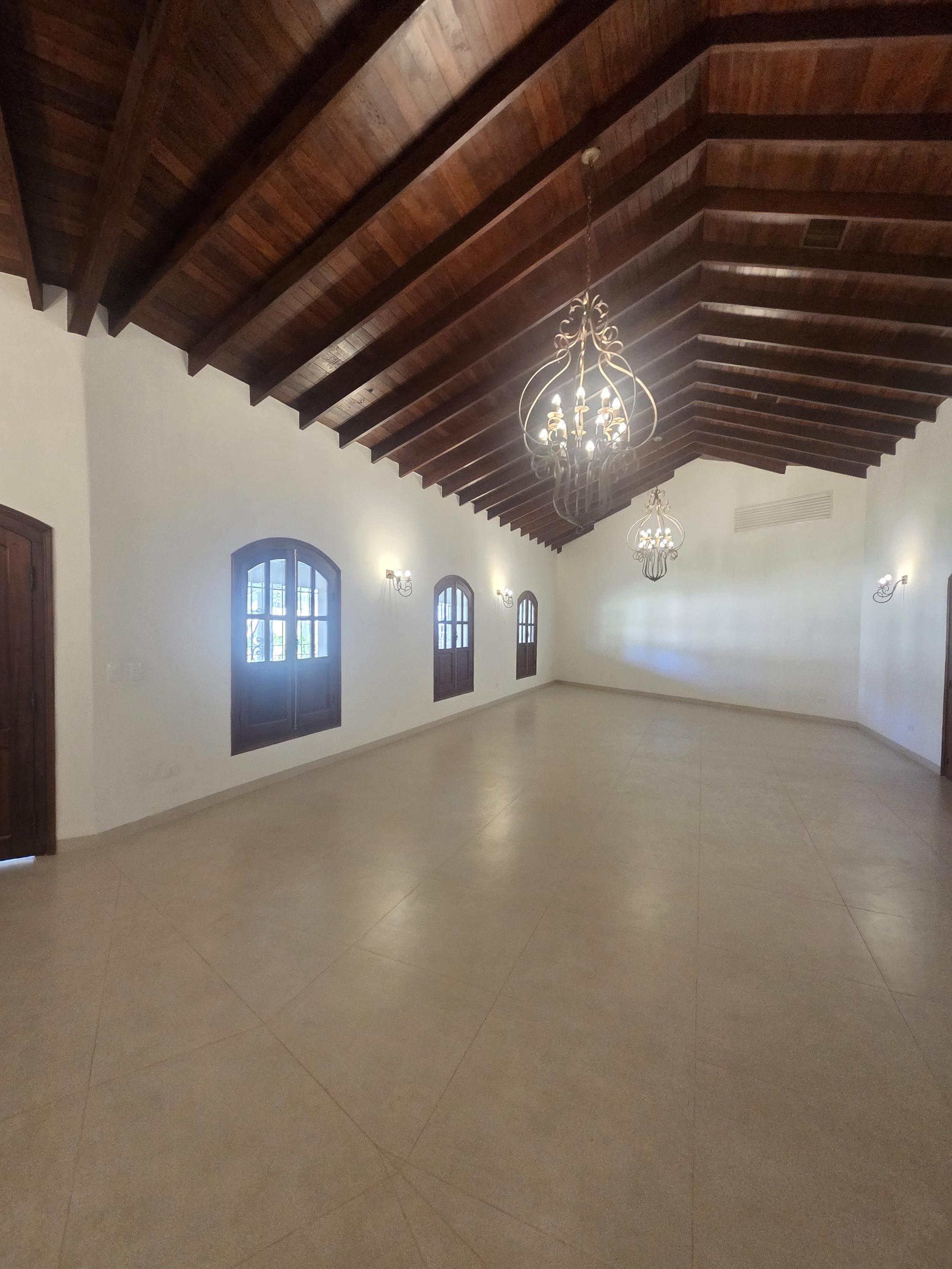 RESIDENCIA ESTILO COLONIAL -A ESTRENAR * 1.800 M2 En Ycua Sati y 4 dormitorios, a pasos del Goethe — foto 2