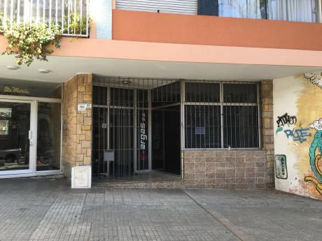 Local Comercial Entrada A Dos Calles Admite Vivienda.