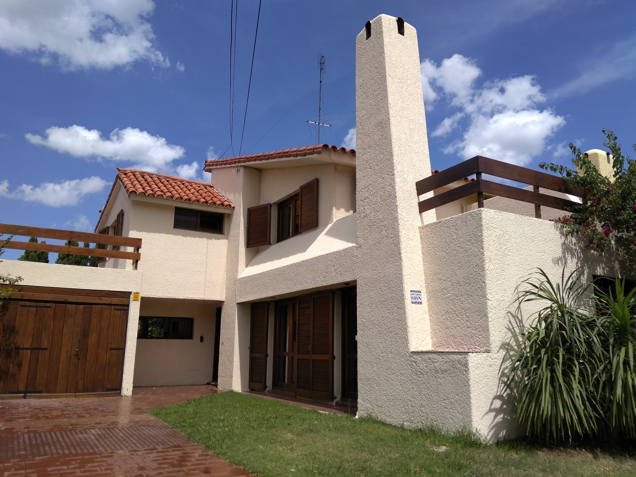 Dueño Alquila Muy Linda Casa  De 3 Dormitorios En Carrasco Sur Con Gran Jardín