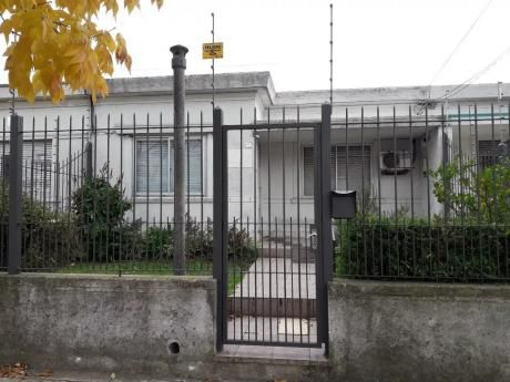 Casa Con Patio Al Frente Y Atras Con Parrillero No Gastos Comunes!