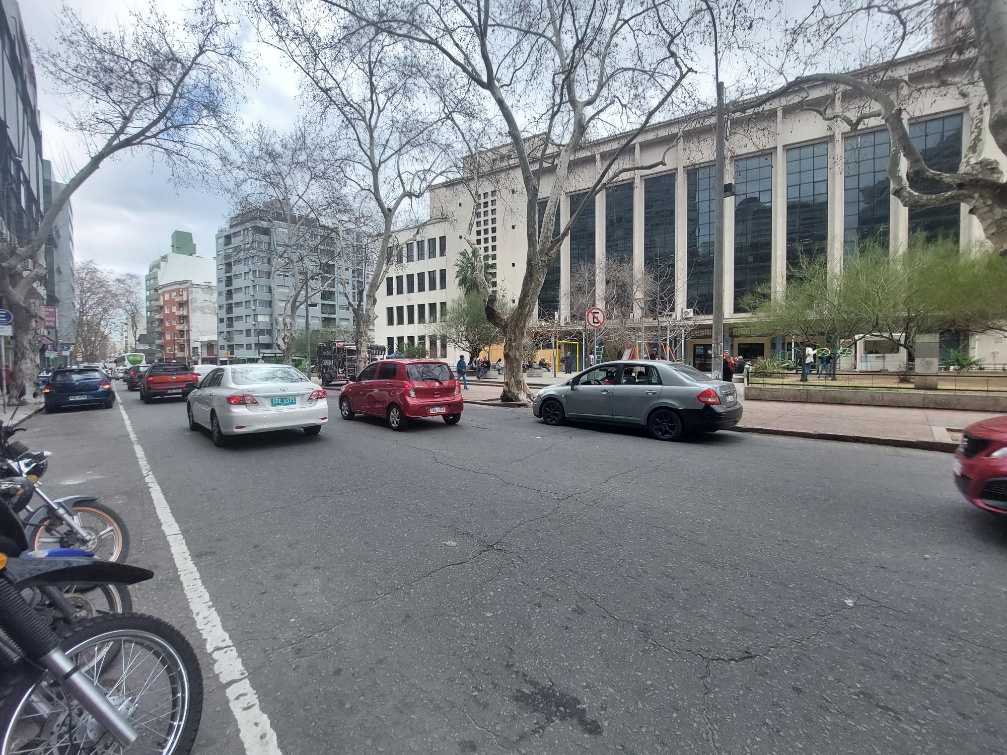 Alquilo Monoambiente Amplio a metros de Av. 18 de Julio y Facultad de Derecho