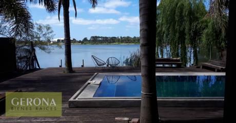 Casa De 4 Dormitorios + Servicio, Con Fondo Al Lago
