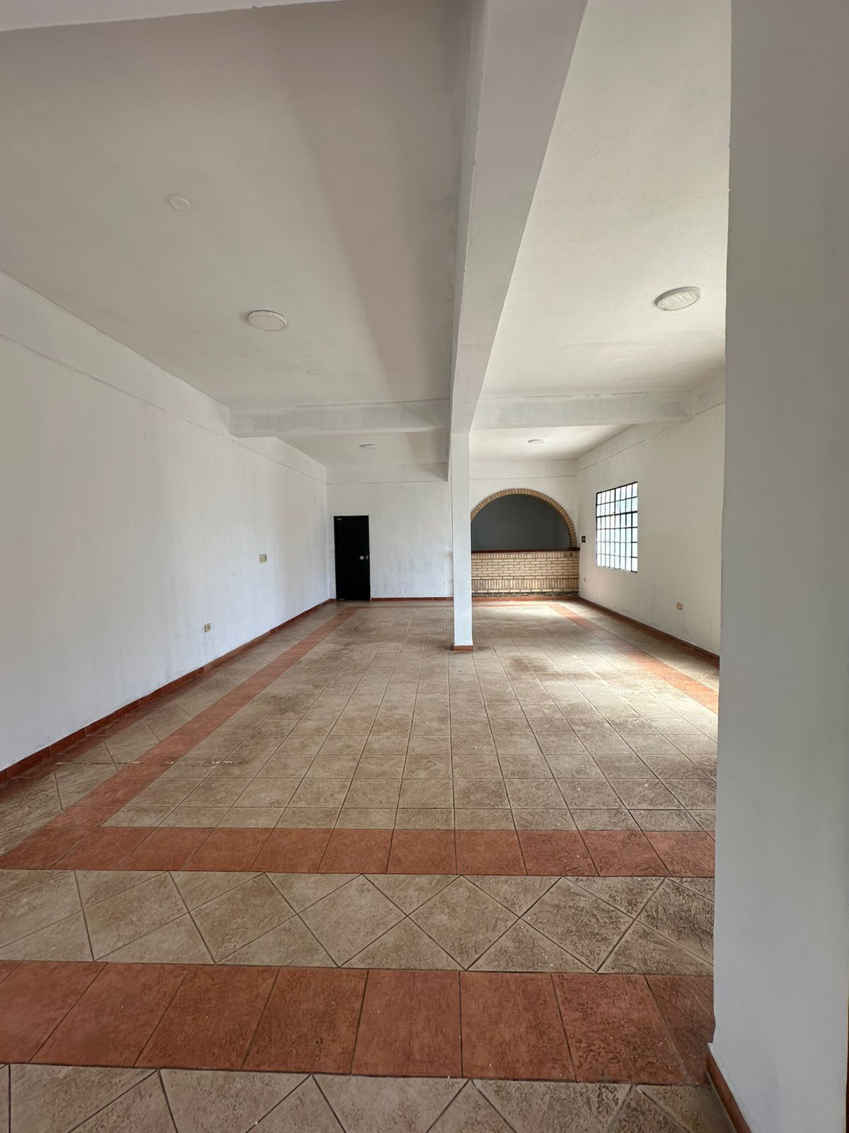 ALQUILO SALÓN COMERCIAL CON OFICINAS Y AMPLIO DEPÓSITO – LUQUE 4TO BARRIO — foto 3