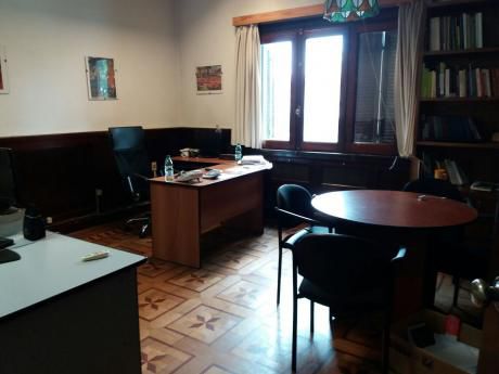 Importante Casa Esquina De 604m2 Sobre Blv Artigas Prox Pza Varela