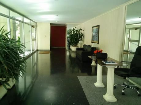 Pocitos. 1dor. 46m2. Frente. Gc Bajos