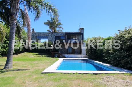 Casa De Estilo Pintoresco En Barrio Privado