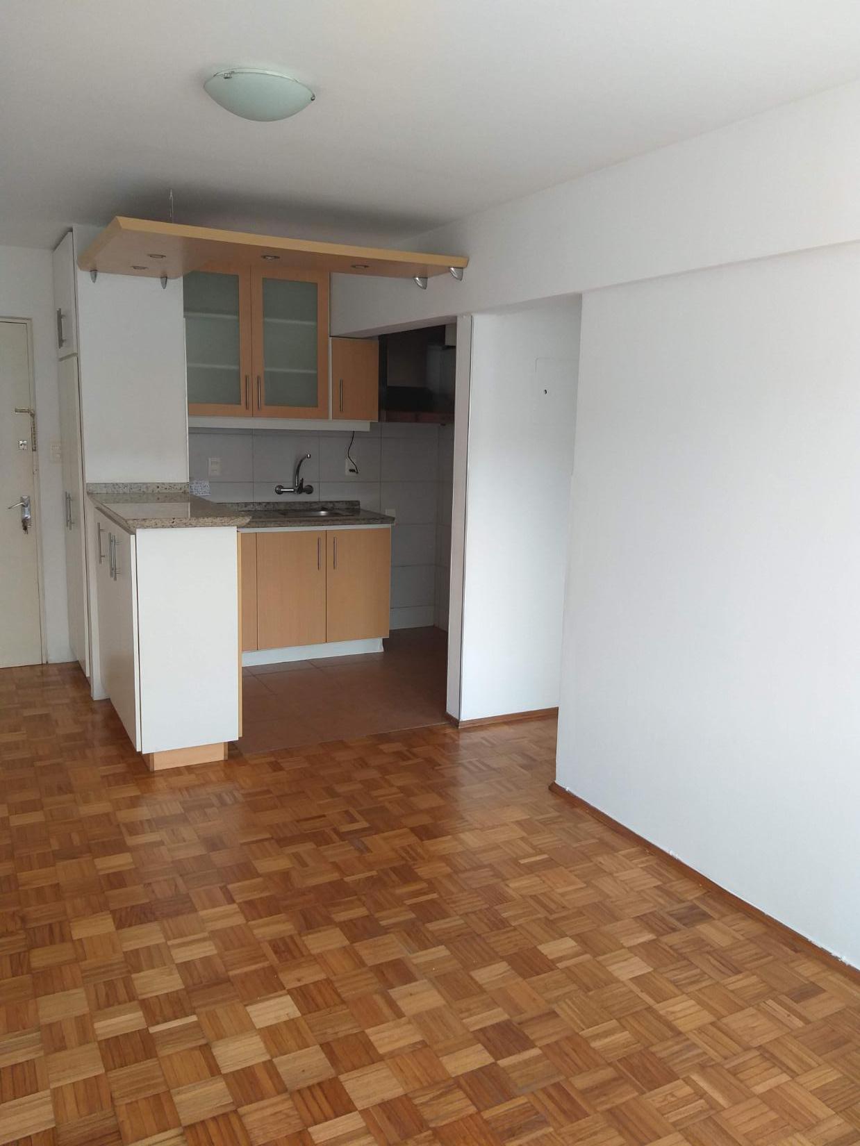 Apartamento de un dormitorio, en el Centro de Montevideo cerca de la rambla.
