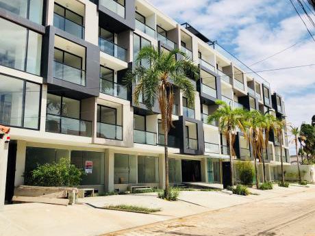 Oficina Sobre Calle A Estrenar En Equipetrol En Edificio Nano Smart En Venta.