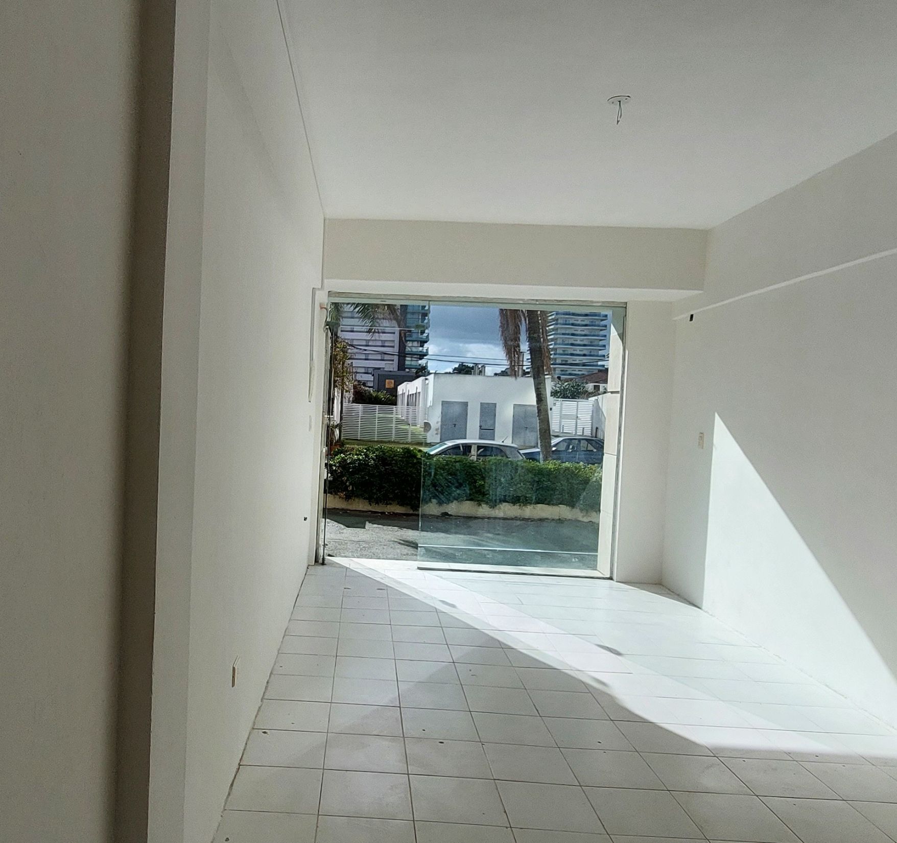 Alquiler Anual  Local Comercial A La Calle Punta Del Este Zona Comercial