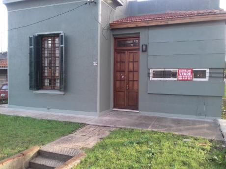 Impecable Esquina!!! Jardín, Fondo Y Cochera Lateral!!!