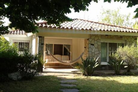 Hermosa Casa De Balneario En Atlántida Muy Bien Ubicada