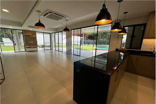 VENDO RESIDENCIA DELUJO EN SANBERNARDINO — foto 3