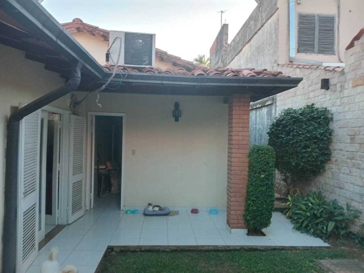 Se Vende Casa con ubicación estratégica en el barrio Mcal López — foto 3