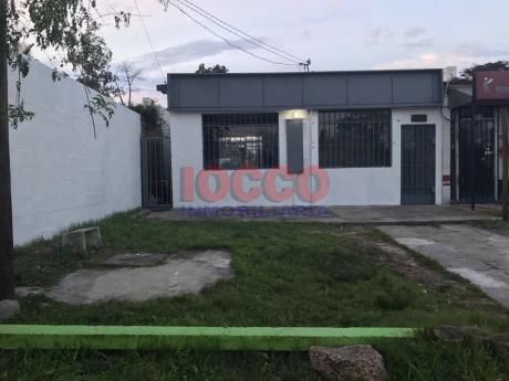 Local En Carrasco En Muy Buen Punto Comercial