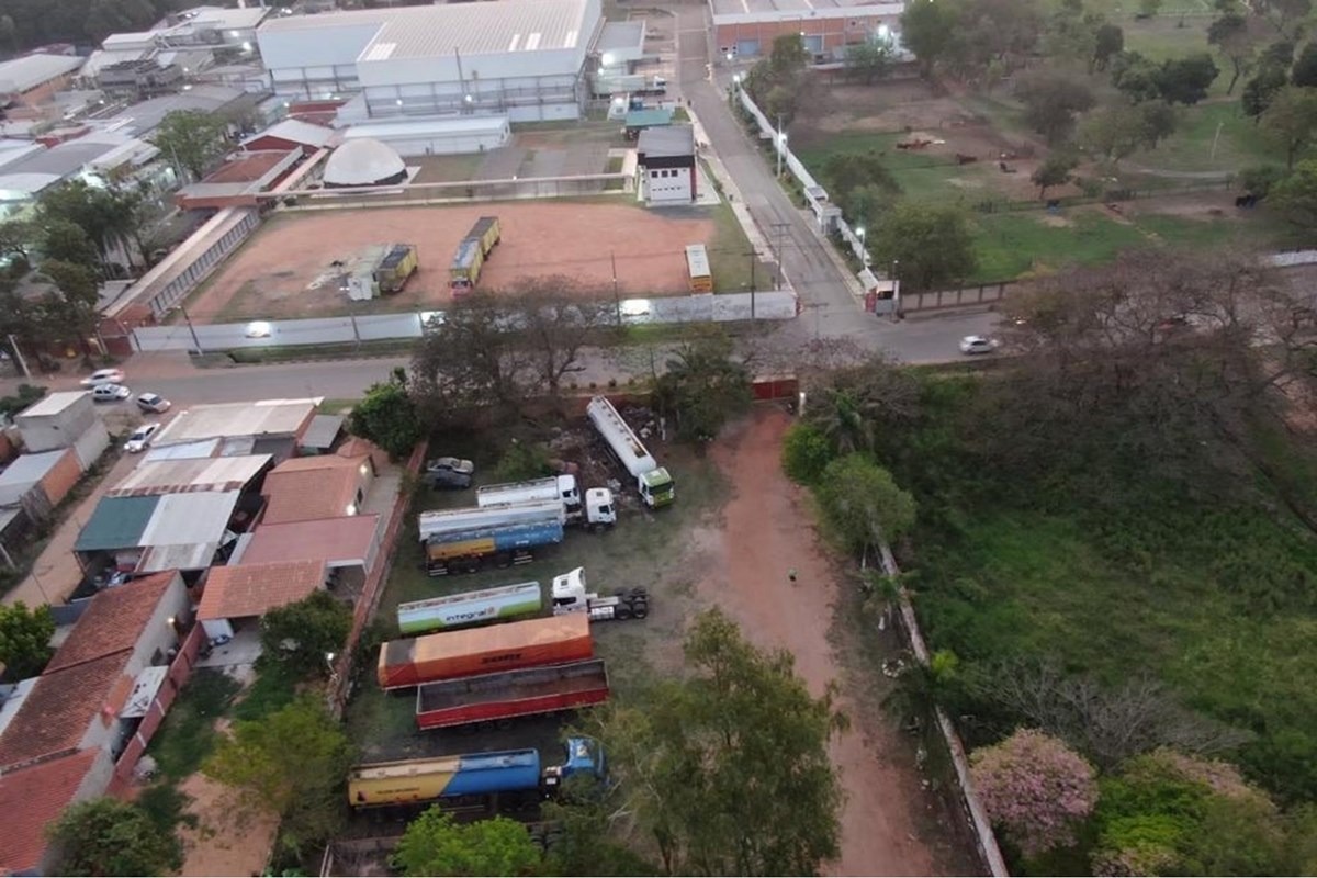 Propiedad Industrial y Comercial con Amplio Terreno en M.R.A — foto 3