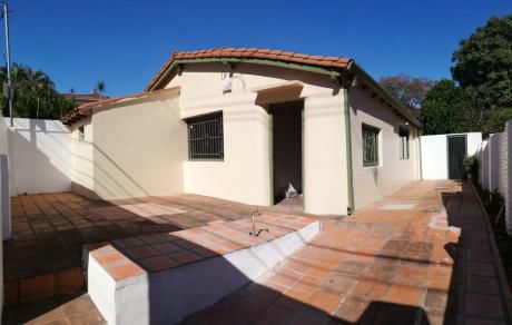 Alquilo Chalet Para Oficina - Barrio Villa Morra.