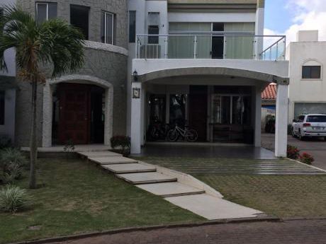 Inmobiliaria Ofrece: En Anticrético Casa En Condominio Zona Norte Av. Beni 5to