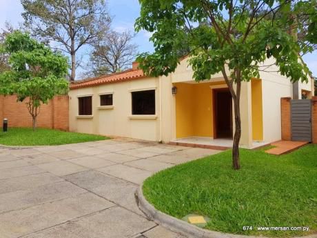 Casa 3 Dorm. - Cond. Boulevard Confederación Luque (CóD. 674)