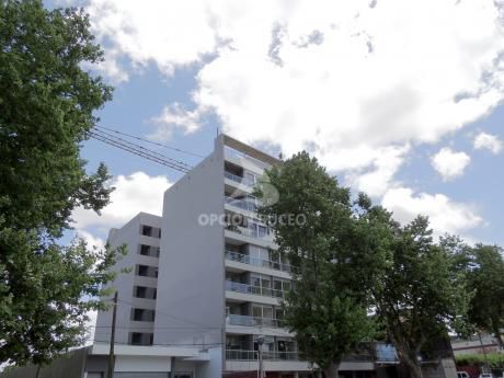 Local Comercial En Venta En Brazo Oriental. A Estrenar