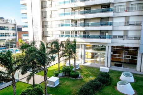 Impecable En Edificio Diamantis, 2 Dormitorios, Amueblado, Con Garage.