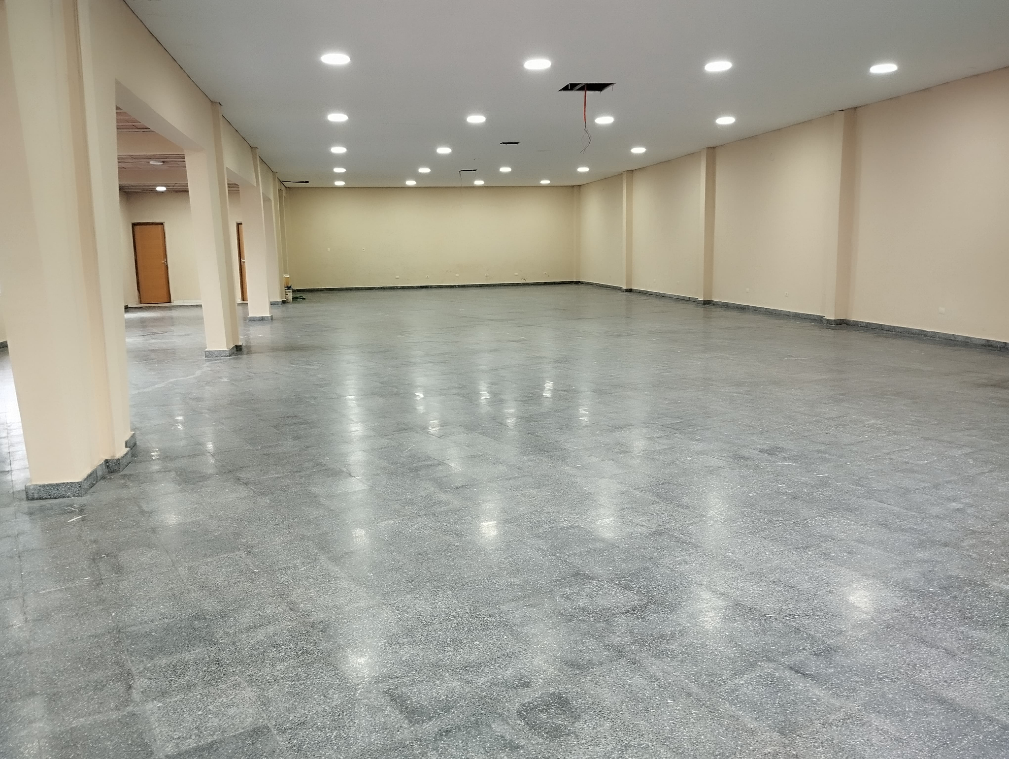 EN ALQUILER AMPLIO SALON A ESTRENAR SAN LORENZO — foto 3