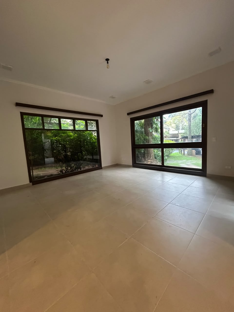ALQUILO AMPLIA RESIDENCIA ZONA GOETHE - 3.200 USD — foto 2