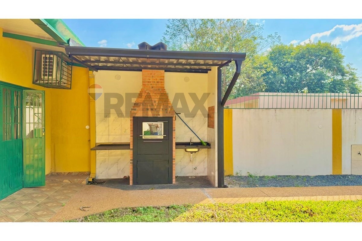 Casa - Alquiler - Luque, Central, Paraguay — foto 3