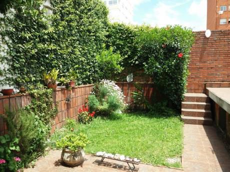 Casa En Una Planta Con Departamento Independiente Y Garaje 2 Autos