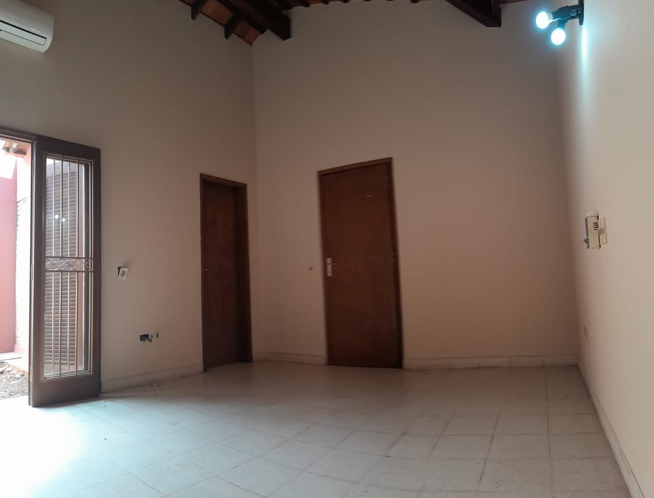 Alquilo casa con amplio patio en luque zona Conmebol — foto 2