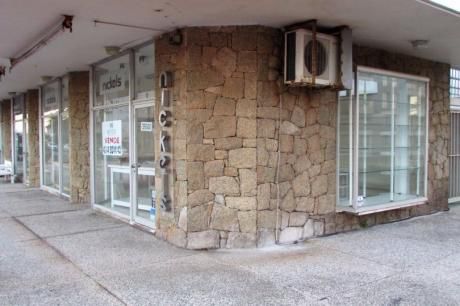 Local Comercial Con Amplia Vidriera En Gorlero
