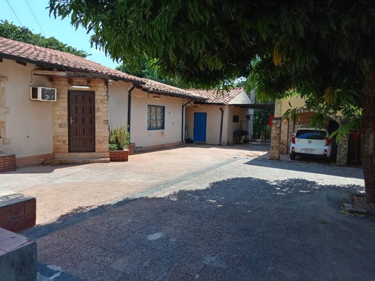 Propiedad con 2 locales comerciales y 5 departamentos en Capiatá — foto 2