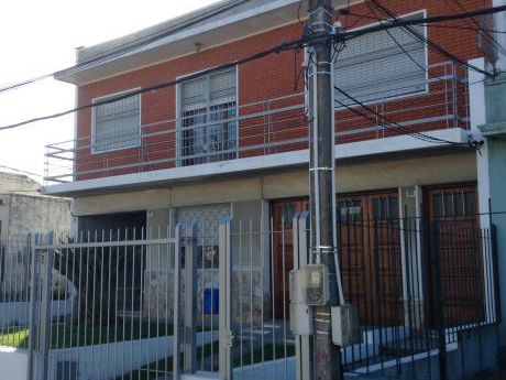 Casa En Planta Alta De 3 Dormitorios Y Un Baño