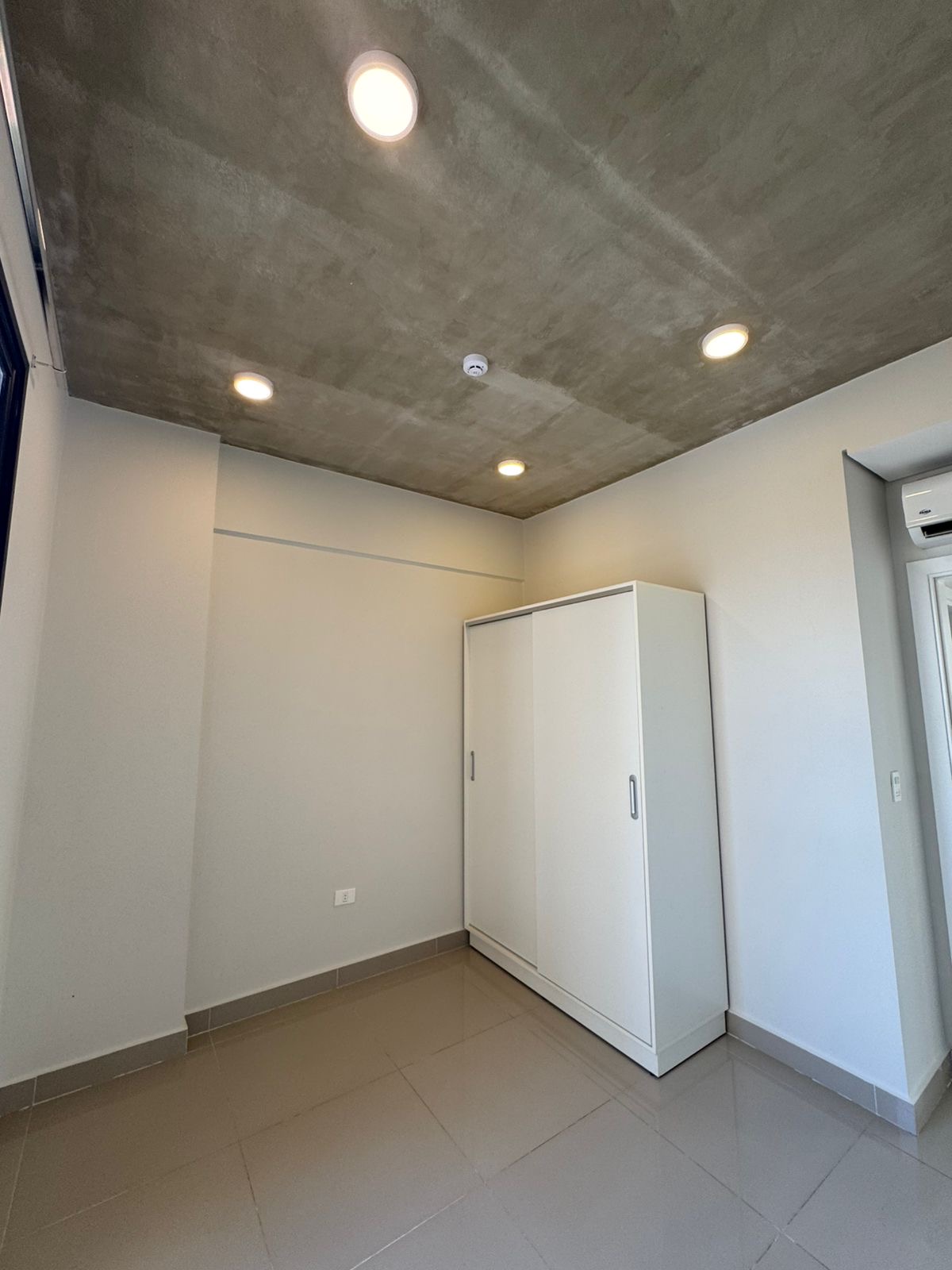 ALQUILO DEPARTAMENTO EN EDIFICIO ZUBA IV- LUQUE — foto 2
