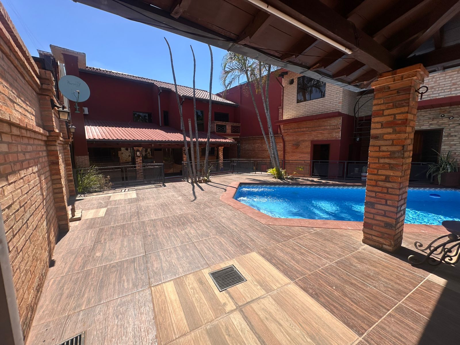 ALQUILO CASA CON PISCINA EN LAMBARE — foto 3