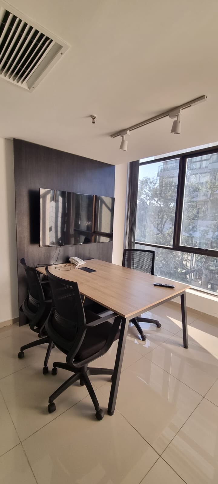 OFICINA EQUIPADA EN ALQUILER – ZONA SHOPPING DEL SOL — foto 2