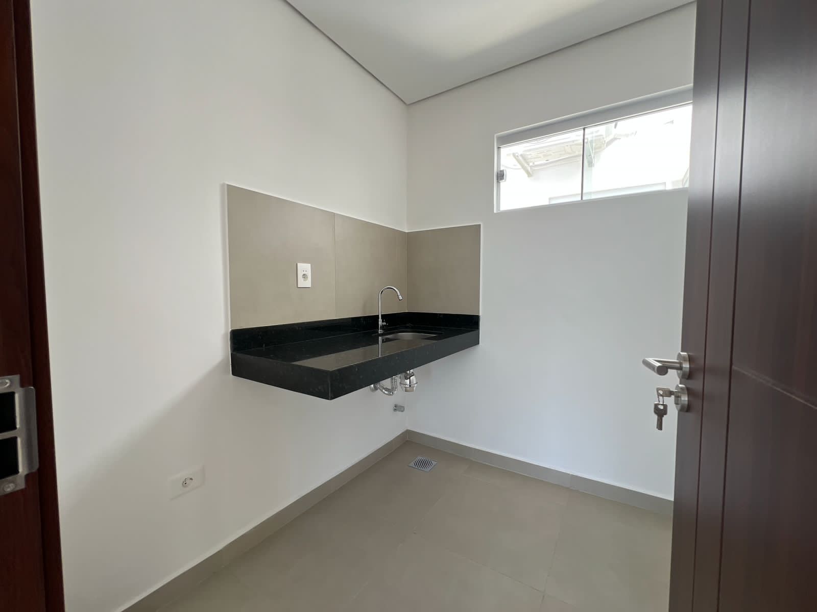 ALQUILO OFICINA S/JULIO CORREA ,, CENTRO PY JAPONES — foto 3