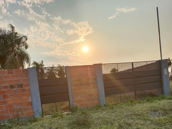 VENDO TERRENO AMURALLADO EN YPACARAI — foto 2
