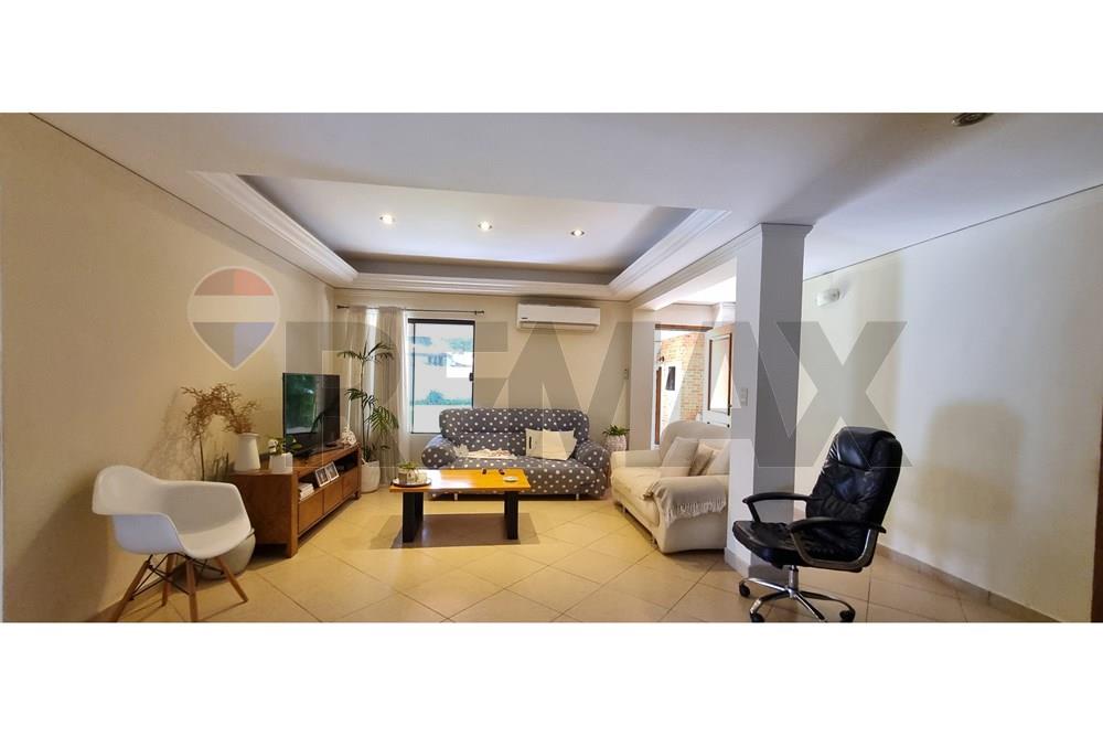 Casa con 4 Dormitorios y amplio patio en Lambaré — foto 3