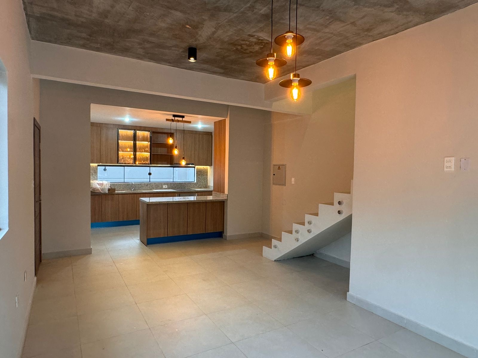 VENDO DUPLEX CUARTO BARRIO LUQUE — foto 3