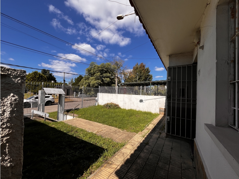 FLOR DE MAROÑAS, a reciclar, tres dormitorios, garaje, patio
