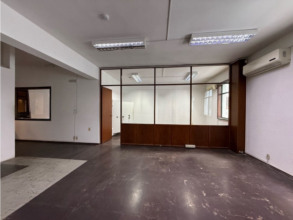 Gran oficina en Ciudad Vieja con depósito y plazas de garaje