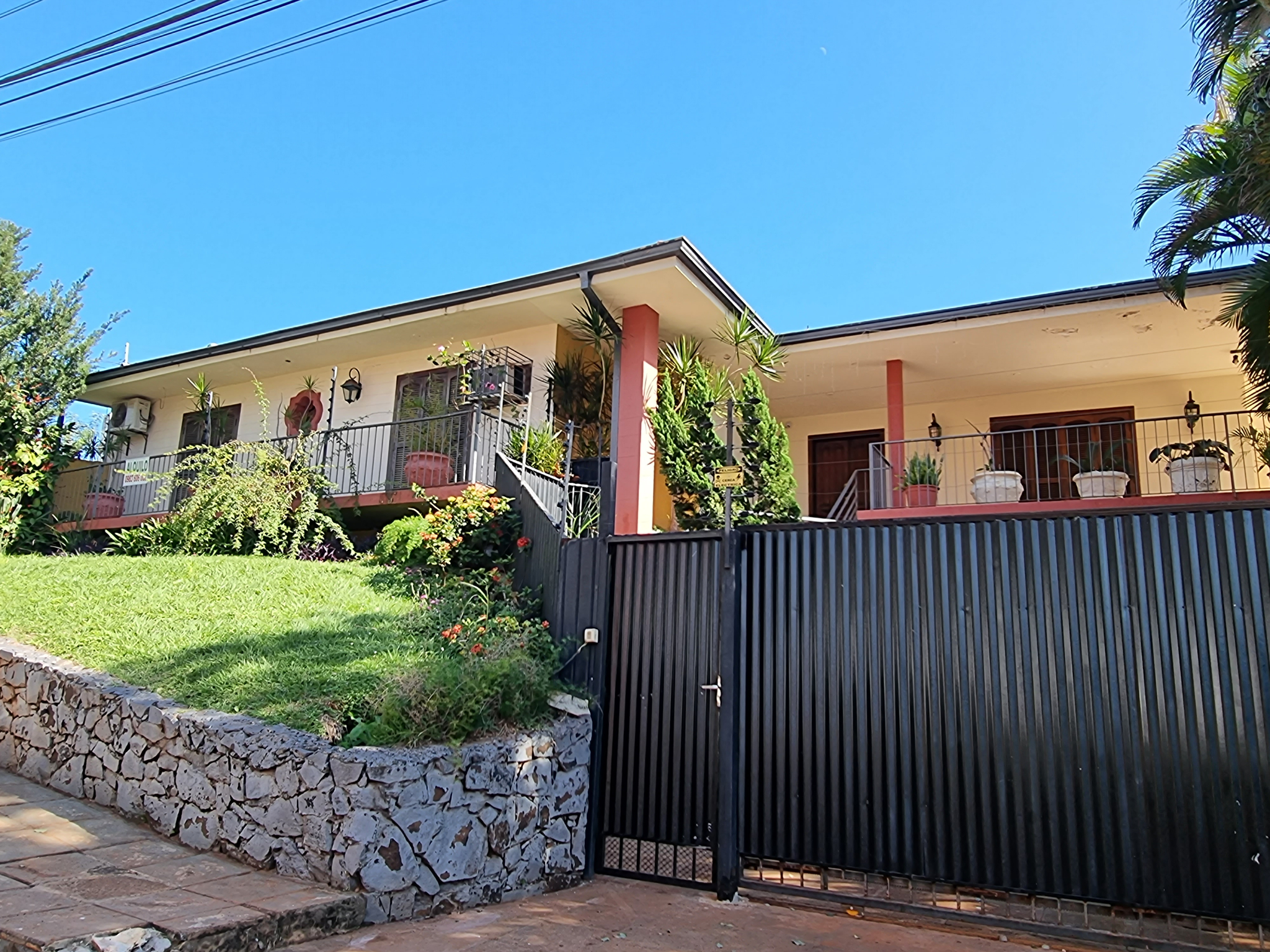 VENDO IMPORTANTE RESIDENCIA EN BARRIO BOQUERON 2!! — foto 2
