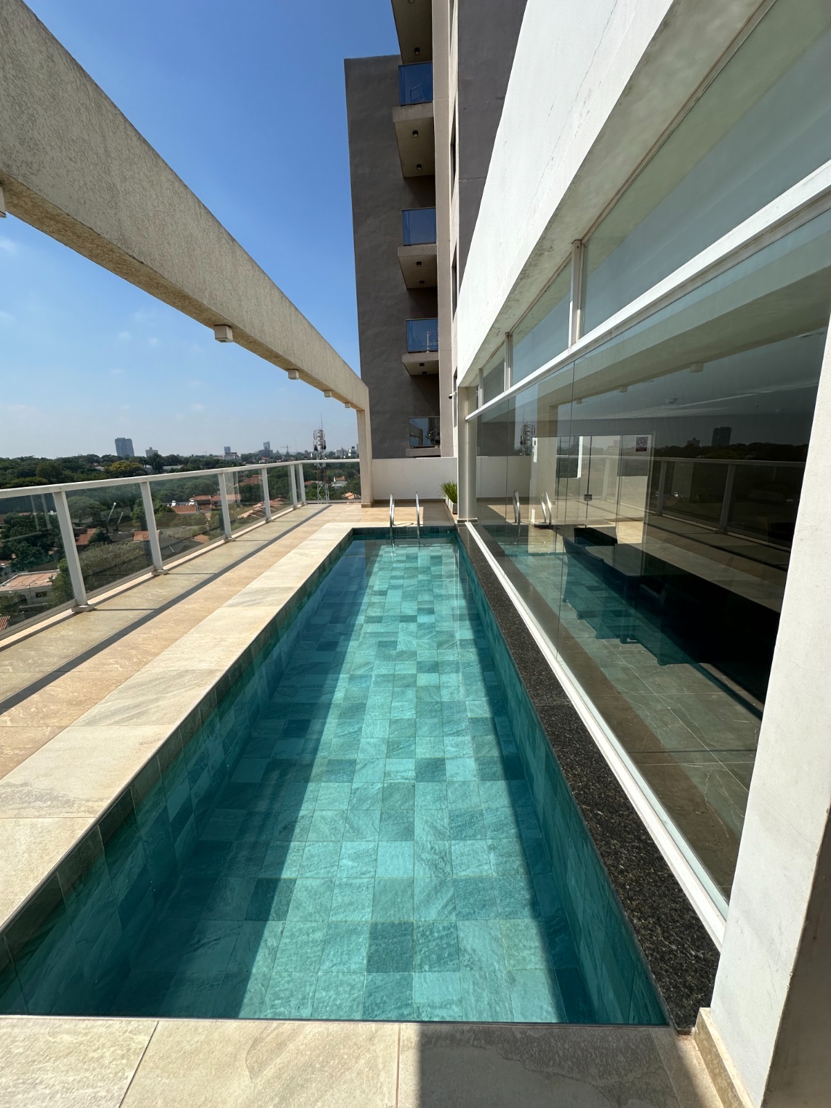 ALQUILO DEPARTAMENTO EN EDIFICIO EMPORIUM - MBURUCUYA — foto 3