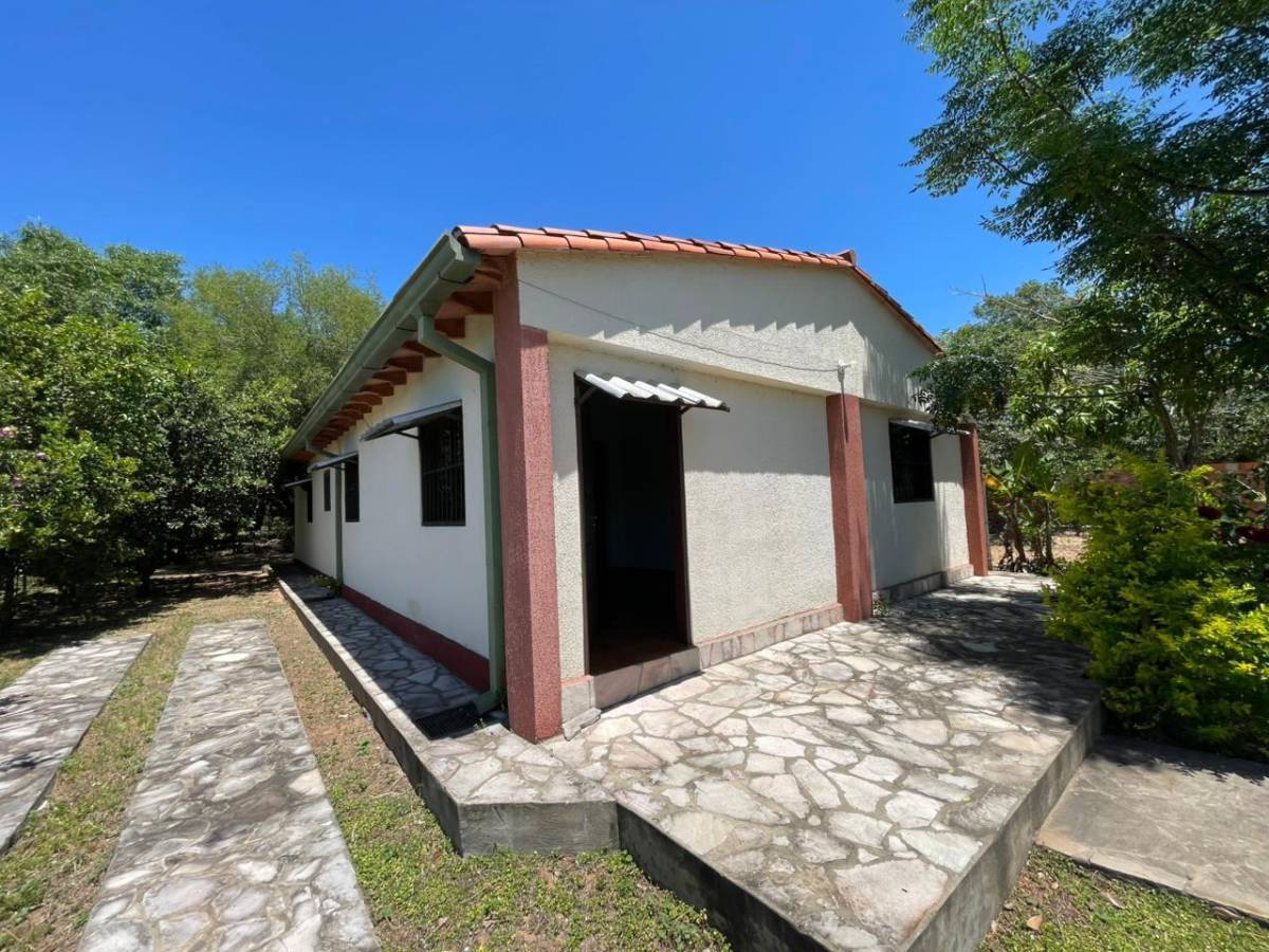 ¡GRAN OPORTUNIDAD! CASA + DOS TERRENOS (900 m²) DE CALLE A CALLE – USD 75.000 — foto 3